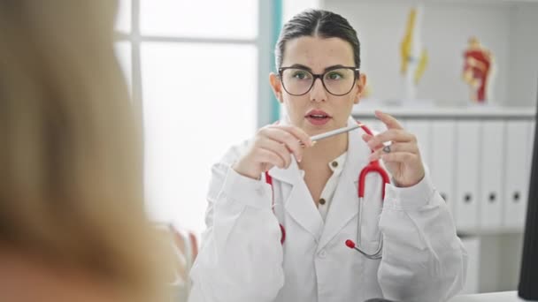 Μια Όμορφη Ισπανίδα Γιατρός Κάνει Χειραψία Ασθενή Στην Κλινική — Αρχείο Βίντεο
