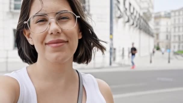 Νεαρή Όμορφη Ισπανίδα Γυναίκα Μιλάει Βιντεοκλήση Στους Δρόμους Της Βιέννης — Αρχείο Βίντεο