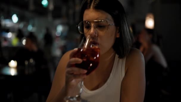 Joven Mujer Hispana Hermosa Bebiendo Una Copa Vino Tinto Restaurante — Vídeo de stock