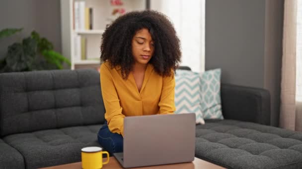 Afrikansk Amerikansk Kvinna Använder Laptop Stressad Hemma — Stockvideo