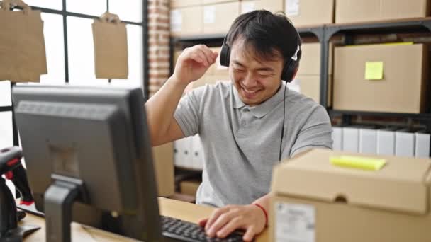Comercio Electrónico Trabajador Negocios Escuchando Música Trabajando Oficina — Vídeos de Stock
