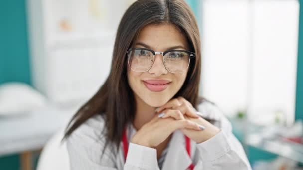 Young Caucasian Woman Doctor Smiling Confident Sitting Table Clinic — Vídeo de Stock