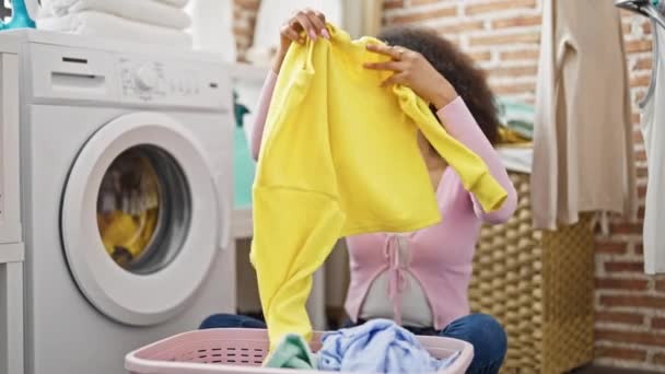 Africano Mulher Americana Lavar Roupas Roupas Dobráveis Lavanderia — Vídeo de Stock