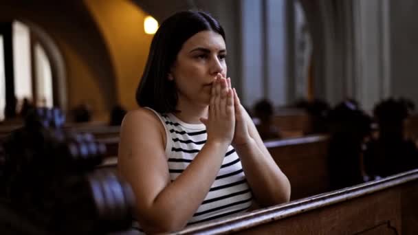 Young Beautiful Hispanic Woman Praying Church Bench Augustinian Church Vienna — Stock Video