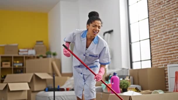 Mulher Afro Americana Limpa Piso Lavagem Profissional Sofrendo Dor Nas — Vídeo de Stock