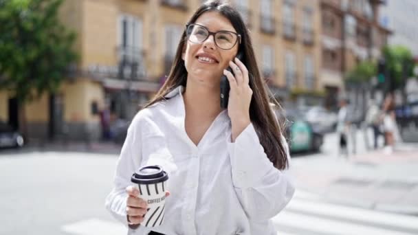 Joven Mujer Hispana Hermosa Sonriendo Feliz Hablando Por Teléfono Las — Vídeos de Stock