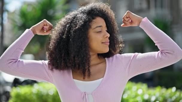 Donna Afroamericana Sorridente Fiducioso Facendo Gesto Forte Con Braccia Parco — Video Stock