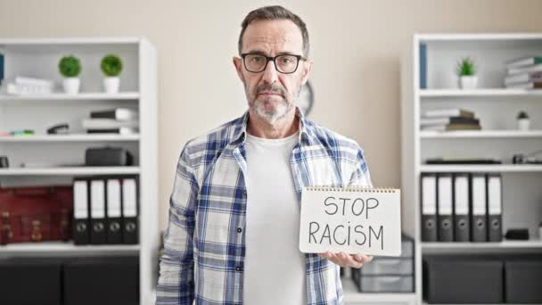 Middelbare Leeftijd Man Zakenman Holding Stop Racisme Notebook Kantoor — Stockvideo