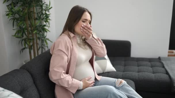 Mladá Těhotná Žena Dotýkající Břicha Trpí Nevolností Doma — Stock video