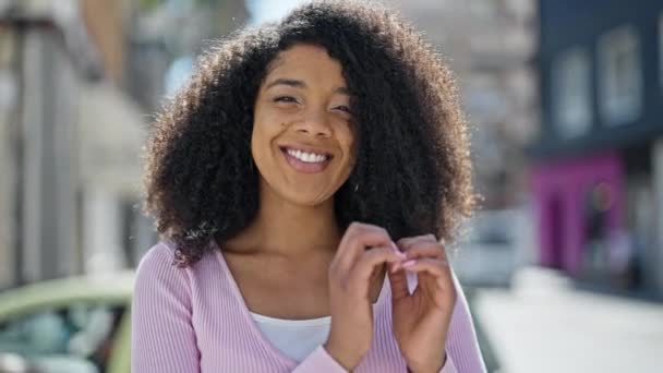 Mujer Afroamericana Sonriendo Confiada Haciendo Gesto Corazón Con Las Manos — Vídeos de Stock
