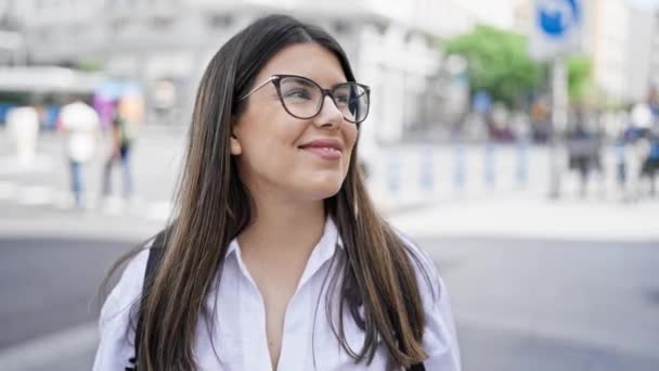 在马德里的大街上 年轻美丽的惊慌失措的女人戴着眼镜开心地笑着 — 图库视频影像