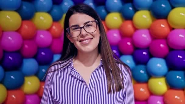 Genç Güzel Spanyol Kadın Renkli Fütüristik Sergi Alanını Ziyaret Ediyor — Stok video