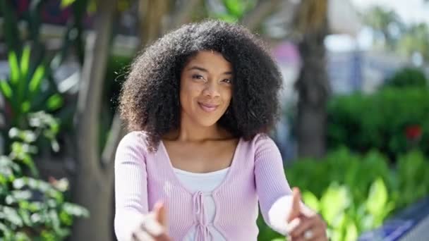 Αφροαμερικανή Γυναίκα Χαμογελά Αυτοπεποίθηση Κάνει Εντάξει Σημάδι Τους Αντίχειρες Επάνω — Αρχείο Βίντεο