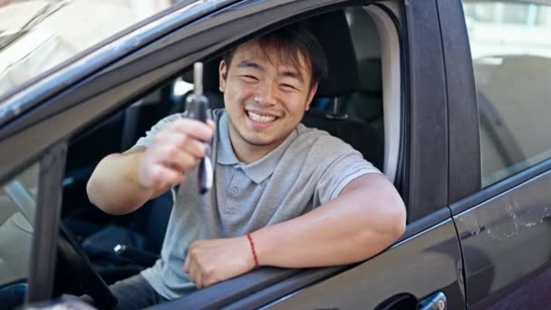 Leende Säker Hålla Nyckeln Till Bil Med Vinnare Uttryck Gatan — Stockvideo