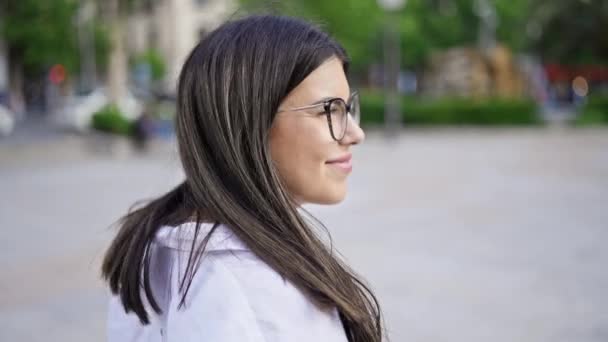 Joven Mujer Hispana Hermosa Caminando Por Las Calles Madrid — Vídeos de Stock