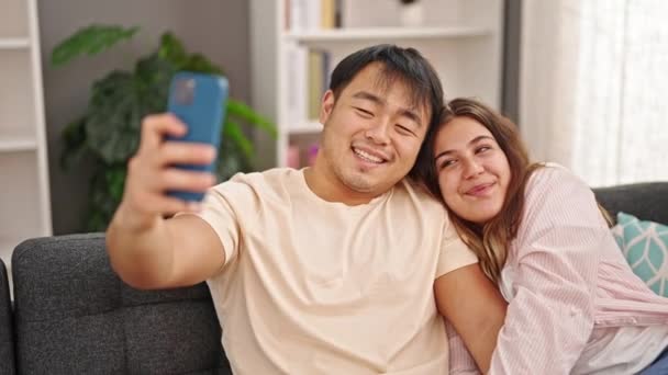 Mężczyzna Kobieta Para Zrobić Selfie Przez Smartfon Domu — Wideo stockowe