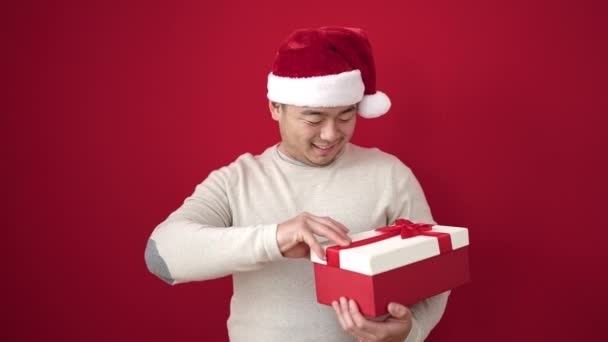 Pemuda Cina Yang Memegang Hadiah Natal Dengan Jempol Atas Latar — Stok Video
