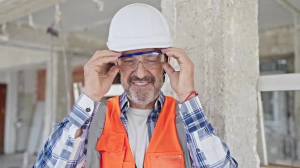 Homem Meia Idade Construtor Sorrindo Confiante Tirando Óculos Local Construção — Vídeo de Stock