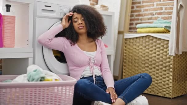 Africano Mulher Americana Lavar Roupas Olhando Chateado Lavanderia — Vídeo de Stock