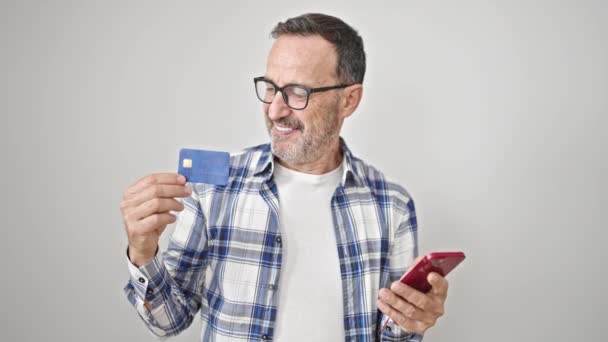 Akıllı Telefon Kredi Kartı Kullanan Orta Yaşlı Bir Adam Izole — Stok video