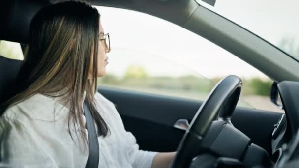 Jovem Bela Mulher Hispânica Dirigindo Carro Usando Óculos Estrada — Vídeo de Stock