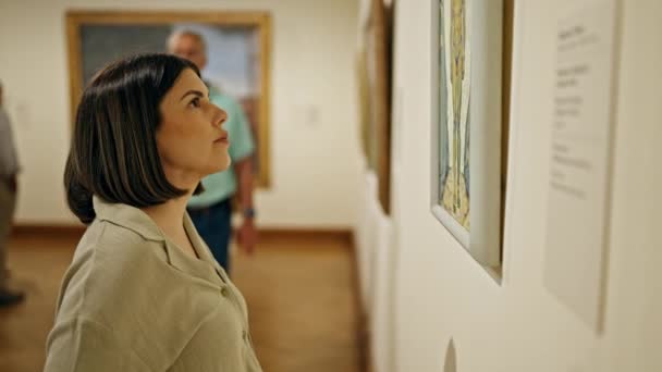 Joven Mujer Hispana Hermosa Visitando Galería Arte Palacio Belvedere Viena — Vídeo de stock