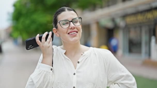 Young Beautiful Hispanic Woman Listening Voice Message Street — Stock Video