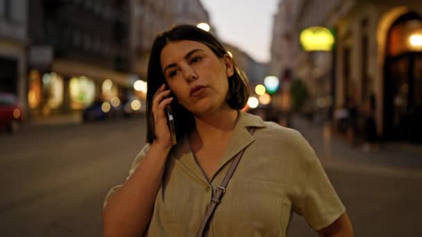 Νεαρή Όμορφη Ισπανίδα Γυναίκα Χαμογελά Ευτυχισμένη Μιλώντας Στο Τηλέφωνο Στους — Αρχείο Βίντεο