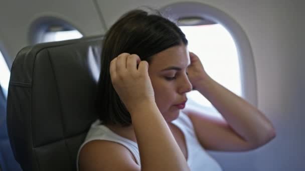 Jovem Bela Mulher Hispânica Com Medo Voar Avião — Vídeo de Stock