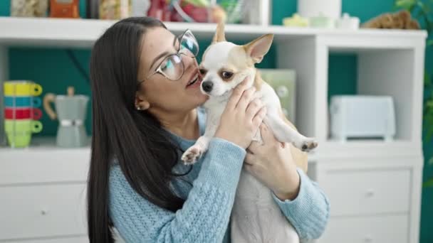 Junge Hispanische Frau Mit Chihuahua Hund Umarmt Sitting Auf Dem — Stockvideo