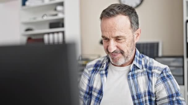 Hombre Mediana Edad Trabajador Negocios Utilizando Computadora Trabajo Oficina — Vídeos de Stock