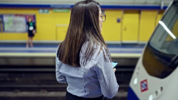 Jonge Mooie Spaanse Vrouw Wachtend Metro Met Behulp Van Smartphone — Stockvideo