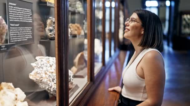 Νεαρή Όμορφη Ισπανίδα Που Επισκέπτεται Γεωλογική Έκθεση Στο Μουσείο Φυσικής — Αρχείο Βίντεο