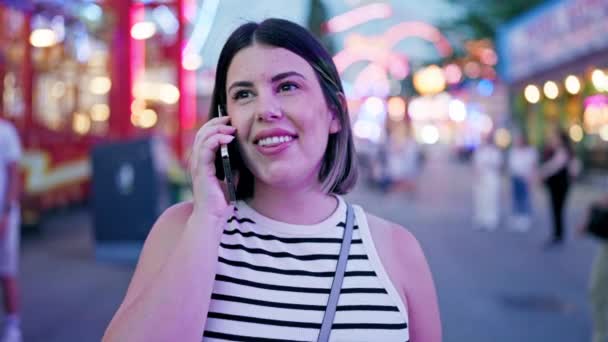 Joven Hermosa Mujer Hispana Sonriendo Feliz Hablando Por Teléfono Prater — Vídeos de Stock