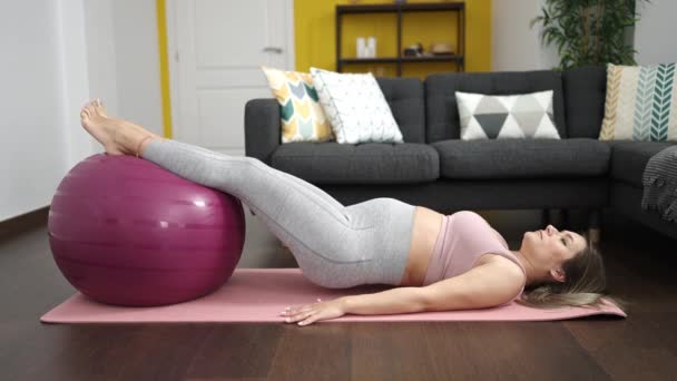 Νεαρή Έγκυος Γυναίκα Κάνει Προετοιμασία Άσκηση Μπάλα Τακτοποίησης Στο Σπίτι — Αρχείο Βίντεο