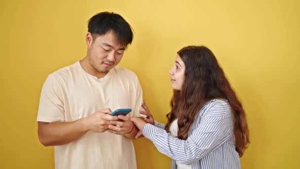 Man Och Kvinna Par Med Hjälp Smartphone Ber Uppmärksamhet Över — Stockvideo