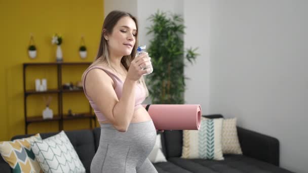 Jonge Zwangere Vrouw Houdt Yoga Mat Drinkwater Thuis — Stockvideo