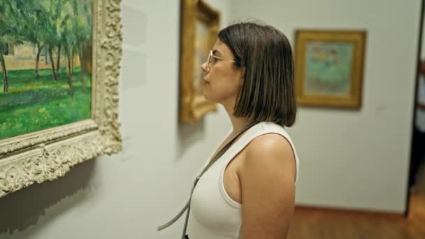 Ung Vacker Latinamerikansk Kvinna Besöker Konstgalleri Albertina Museum Wien — Stockvideo