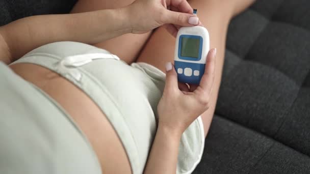만지고 임신부 가집에서 포도당을 측정하는 — 비디오