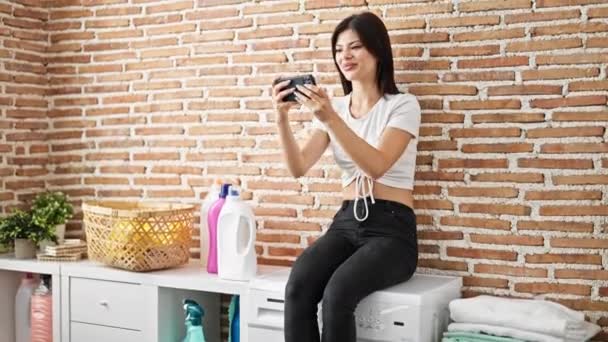 Mujer Joven Caucásica Usando Smartphone Esperando Lavadora Con Expresión Ganadora — Vídeos de Stock