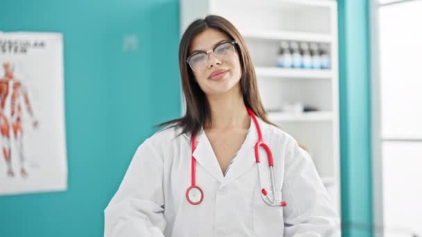 Mladý Běloška Žena Lékař Úsměvem Dělá Srdeční Gesto Rukama Klinice — Stock video