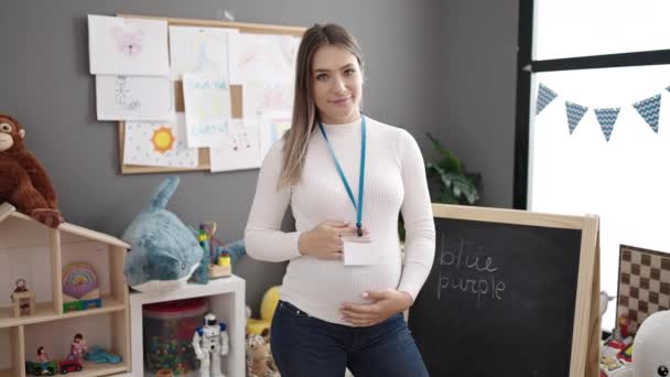 Ung Gravid Kvinna Förskolelärare Stående Med Armarna Korsade Gest Dagis — Stockvideo