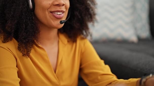 非裔美国妇女呼叫中心代理微笑在家工作 — 图库视频影像