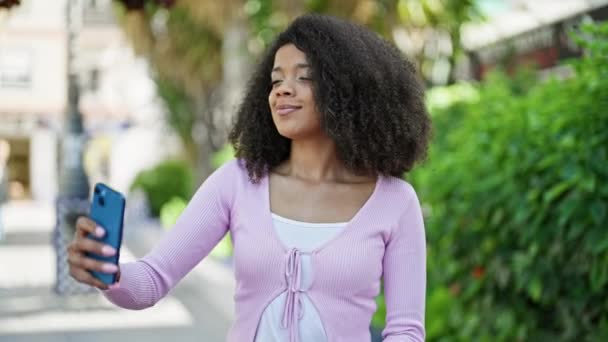 Wanita Afrika Amerika Tersenyum Percaya Diri Membuat Selfie Oleh Smartphone — Stok Video