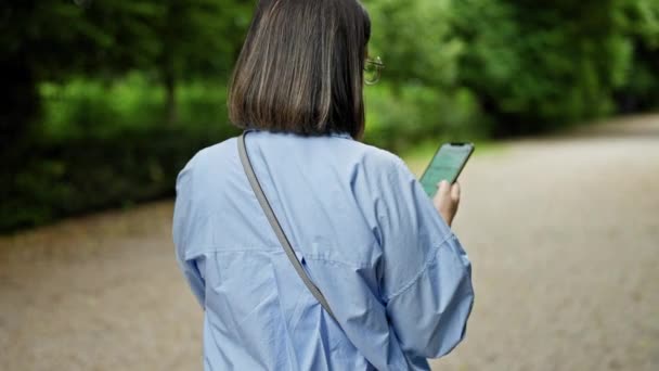 Jovem Bela Mulher Hispânica Usando Smartphone Andando Parque Viena — Vídeo de Stock