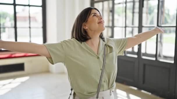 Young Beautiful Hispanic Woman Open Arms New Home — Stock Video