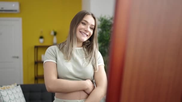 Młoda Ciężarna Kobieta Uśmiecha Się Pewnie Patrząc Brzuch Lustrze Domu — Wideo stockowe
