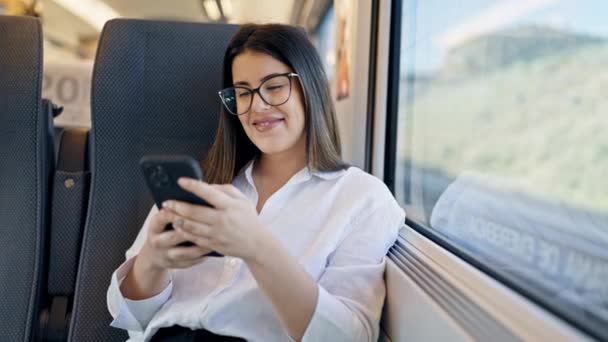 Młoda Piękna Latynoska Uśmiechnięta Pomocą Smartfona Siedzącego Dworcu Kolejowym — Wideo stockowe