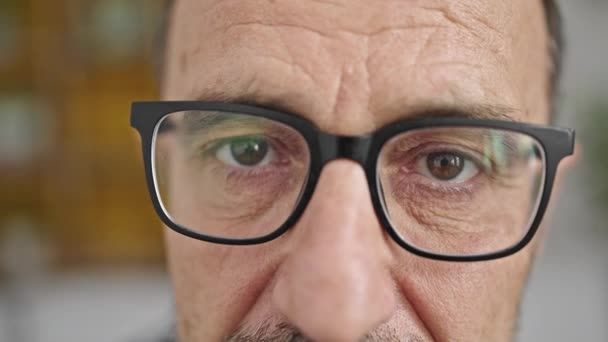 Μεσήλικας Άντρας Που Φοράει Γυαλιά Χαμογελώντας Στο Σπίτι — Αρχείο Βίντεο