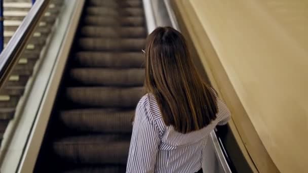 马德里地铁站的电梯上站着一位年轻漂亮的惊慌失措的女士 — 图库视频影像
